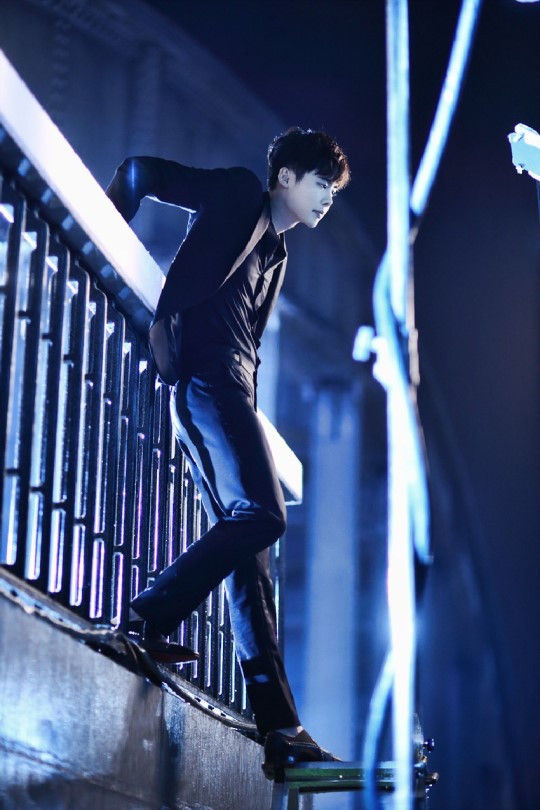 《W-兩個世界》海量劇照搶先看 李鐘碩自曝與韓孝珠吻戲比想象中多【組圖】