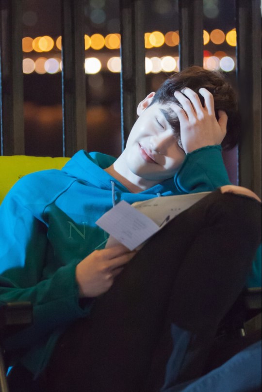 《W-兩個世界》海量劇照搶先看 李鐘碩自曝與韓孝珠吻戲比想象中多【組圖】