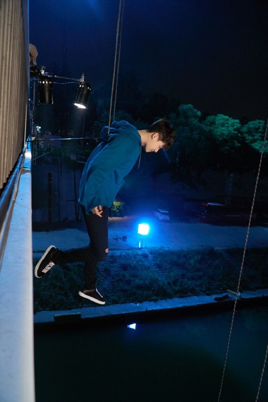 《W-兩個世界》海量劇照搶先看 李鐘碩自曝與韓孝珠吻戲比想象中多【組圖】