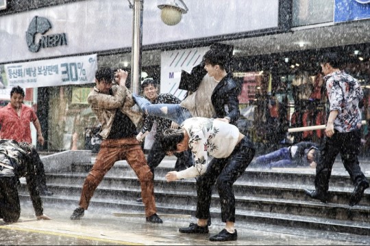 《W-兩個世界》海量劇照搶先看 李鐘碩自曝與韓孝珠吻戲比想象中多【組圖】