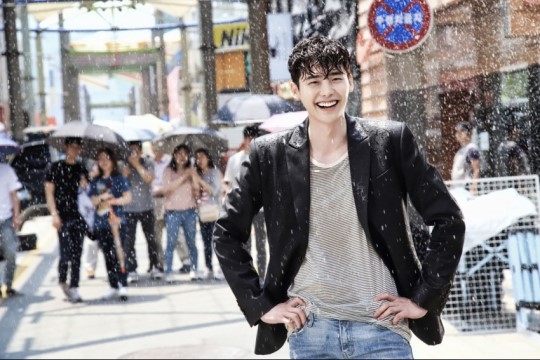 《W-兩個世界》海量劇照搶先看 李鐘碩自曝與韓孝珠吻戲比想象中多【組圖】