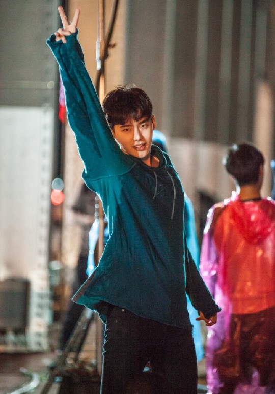 《W-兩個世界》海量劇照搶先看 李鐘碩自曝與韓孝珠吻戲比想象中多【組圖】