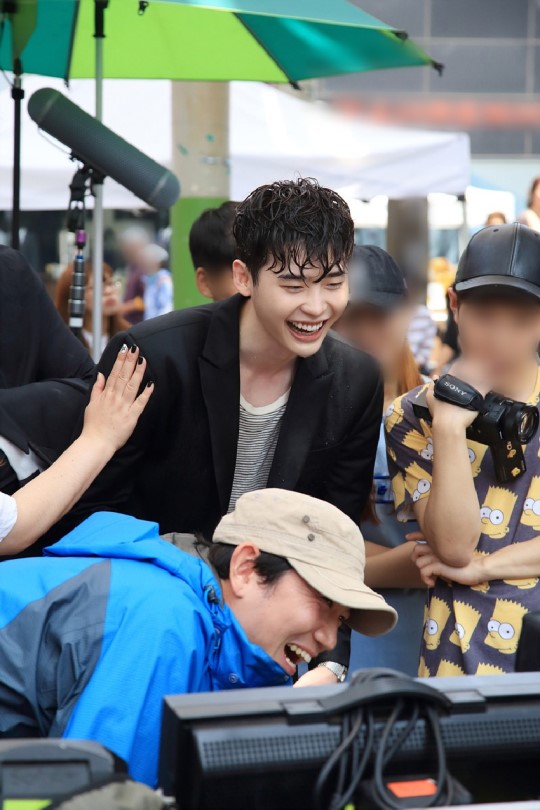 《W-兩個世界》海量劇照搶先看 李鐘碩自曝與韓孝珠吻戲比想象中多【組圖】