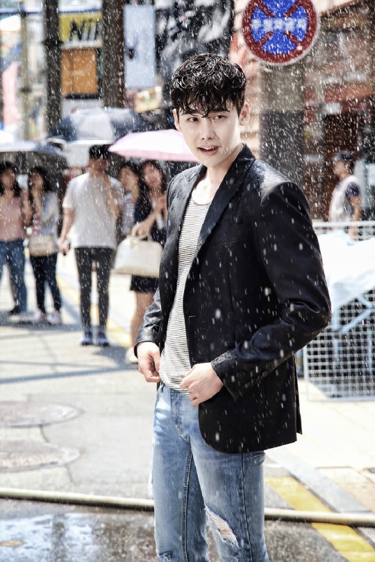 《W-兩個世界》海量劇照搶先看 李鐘碩自曝與韓孝珠吻戲比想象中多【組圖】