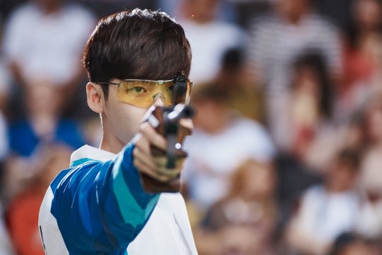 《W-兩個世界》海量劇照搶先看 李鐘碩自曝與韓孝珠吻戲比想象中多【組圖】