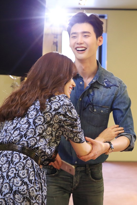 《W-兩個世界》海量劇照搶先看 李鐘碩自曝與韓孝珠吻戲比想象中多【組圖】