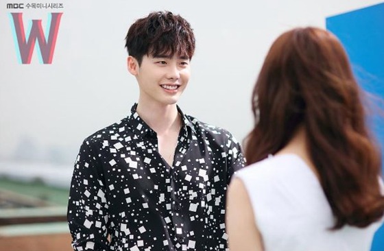 《W-兩個世界》海量劇照搶先看 李鐘碩自曝與韓孝珠吻戲比想象中多【組圖】