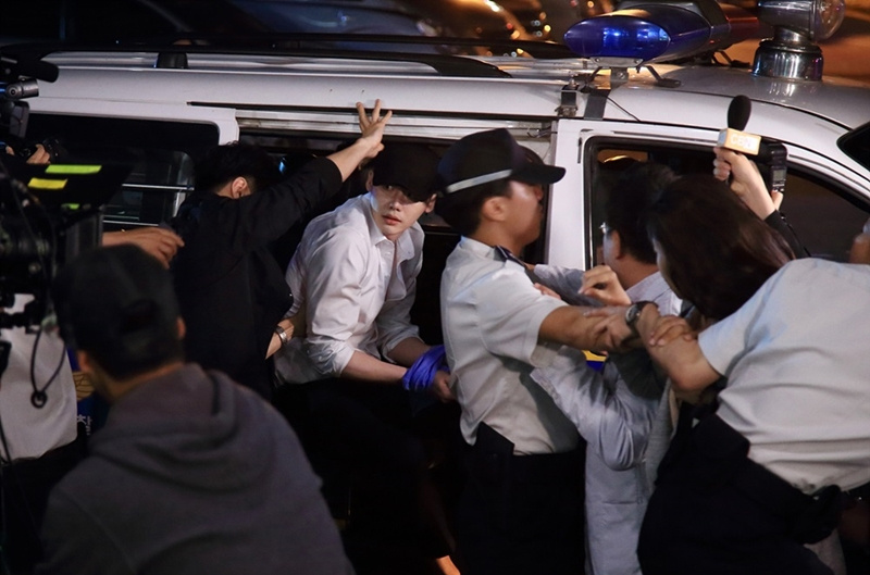 《W-兩個世界》海量劇照搶先看 李鐘碩自曝與韓孝珠吻戲比想象中多【組圖】