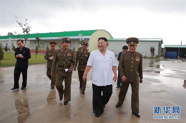 金正恩視察朝鮮人民軍第810部隊所屬魚飼料工廠【組圖】