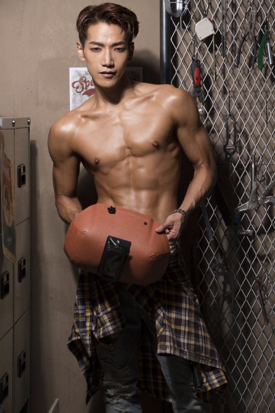 2PM成員JUN.K巧克力腹肌破格露出 大秀結實人魚線【組圖】