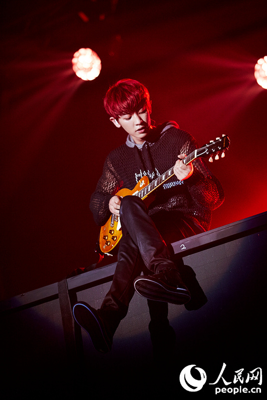 EXO首爾演唱會成員展現“超能力” KAI帶傷出演【組圖】