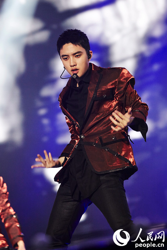 EXO首爾演唱會成員展現“超能力” KAI帶傷出演【組圖】