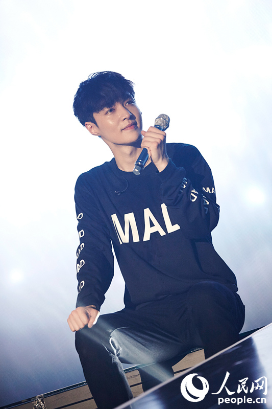 EXO首爾演唱會成員展現“超能力” KAI帶傷出演【組圖】