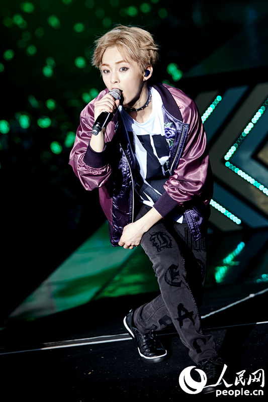 EXO首爾演唱會成員展現“超能力” KAI帶傷出演【組圖】