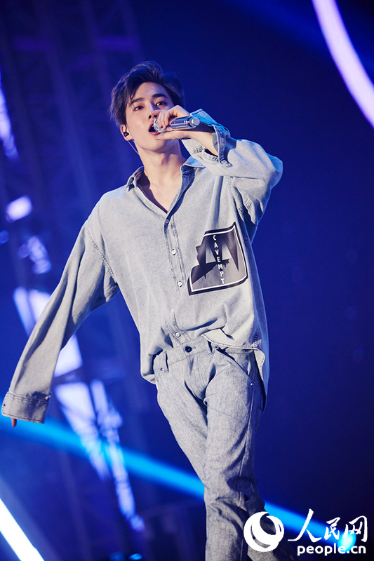 EXO首爾演唱會成員展現“超能力” KAI帶傷出演【組圖】