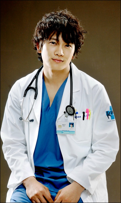 《老九門》陳偉霆領銜宋仲基李鐘碩霍建華胡歌 中韓男星制服造型盤點【組圖】