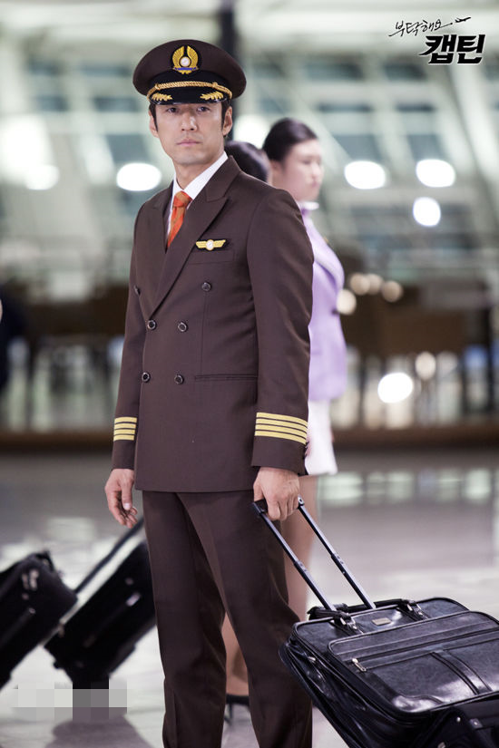 《老九門》陳偉霆領銜宋仲基李鐘碩霍建華胡歌 中韓男星制服造型盤點【組圖】