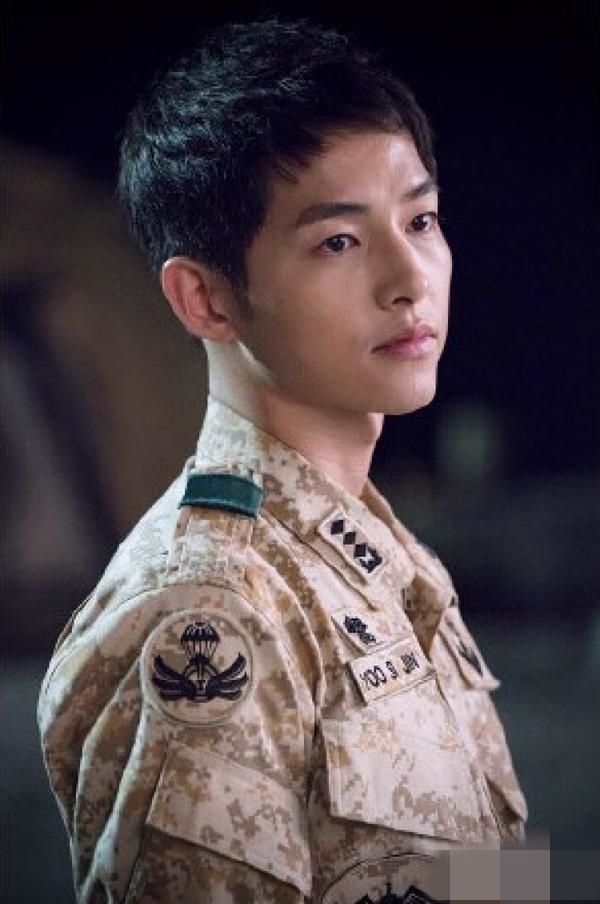 《老九門》陳偉霆領銜宋仲基李鐘碩霍建華胡歌 中韓男星制服造型盤點【組圖】