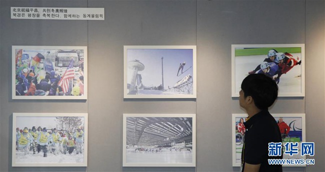 7月26日，一名參觀者觀看圖片展。