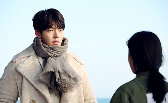 寒冷的巨濟島，金宇彬和秀智海邊劇照