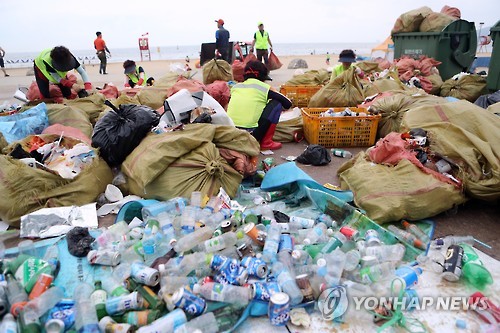 海云臺環衛工人正在清理海水浴場垃圾（圖片來源：Yonhapnews)
