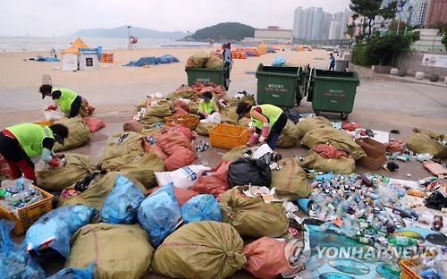 韓國：避暑過后 釜山海云臺海水浴場垃圾堆積成山【組圖】