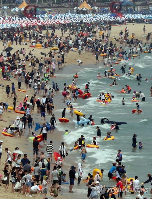 韓國：避暑過后 釜山海云臺海水浴場垃圾堆積成山【組圖】