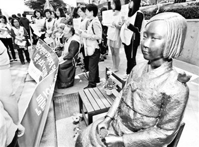 圖為韓民眾在日駐韓大使館前的慰安婦銅像旁抗議。圖片來源：搜狐網 