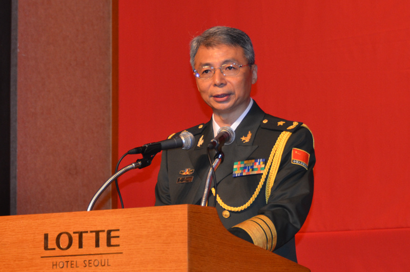 中國駐韓國大使館國防武官杜農一少將在建軍節招待會上致辭。夏雪攝