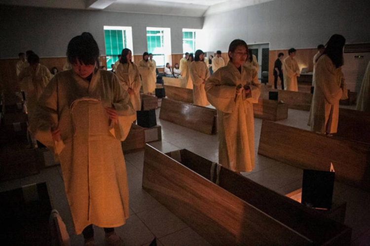 自殺率居高不下 韓國政府出奇招辦“假死體驗”【組圖】