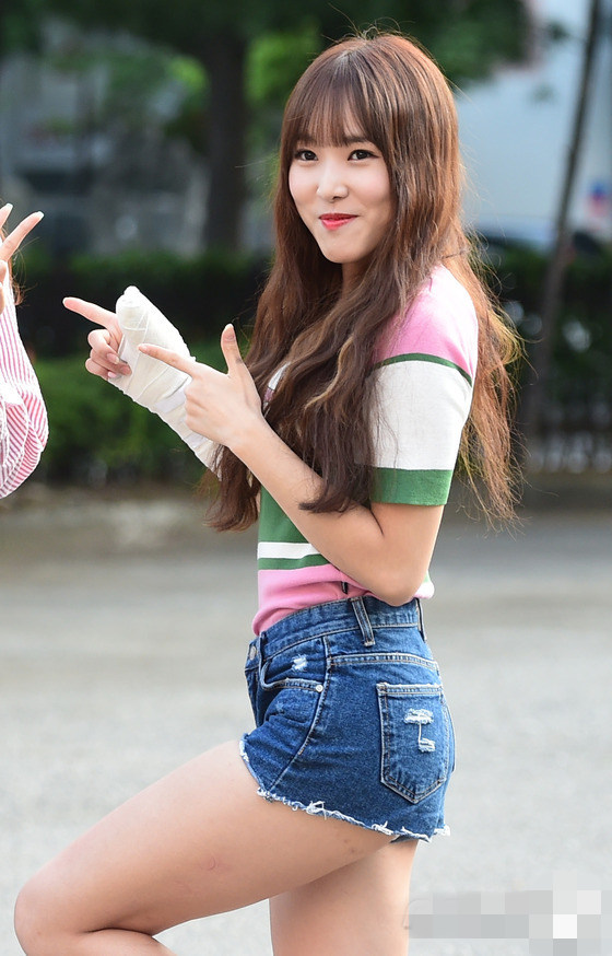 泫雅TWICE等現身“上班路” Gfriend踩輪滑亮相李弘基睡眼惺忪【組圖】