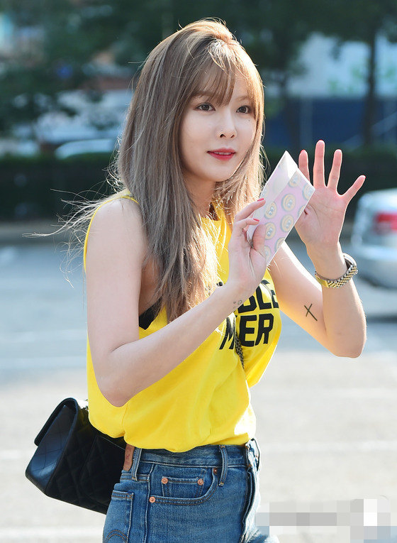 泫雅TWICE等現身“上班路” Gfriend踩輪滑亮相李弘基睡眼惺忪【組圖】