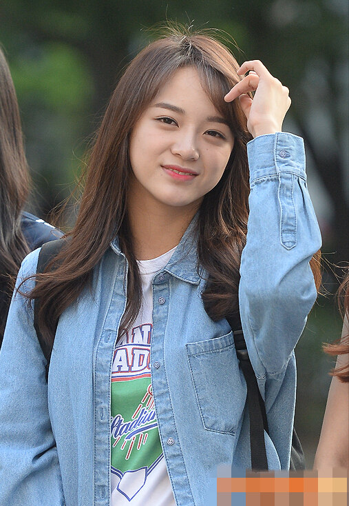 泫雅TWICE等現身“上班路” Gfriend踩輪滑亮相李弘基睡眼惺忪【組圖】