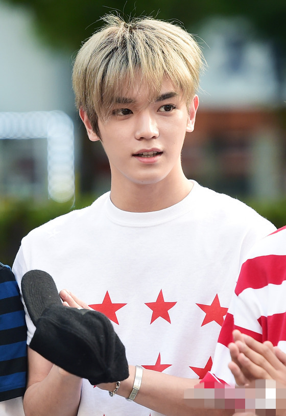 泫雅TWICE等現身“上班路” Gfriend踩輪滑亮相李弘基睡眼惺忪【組圖】