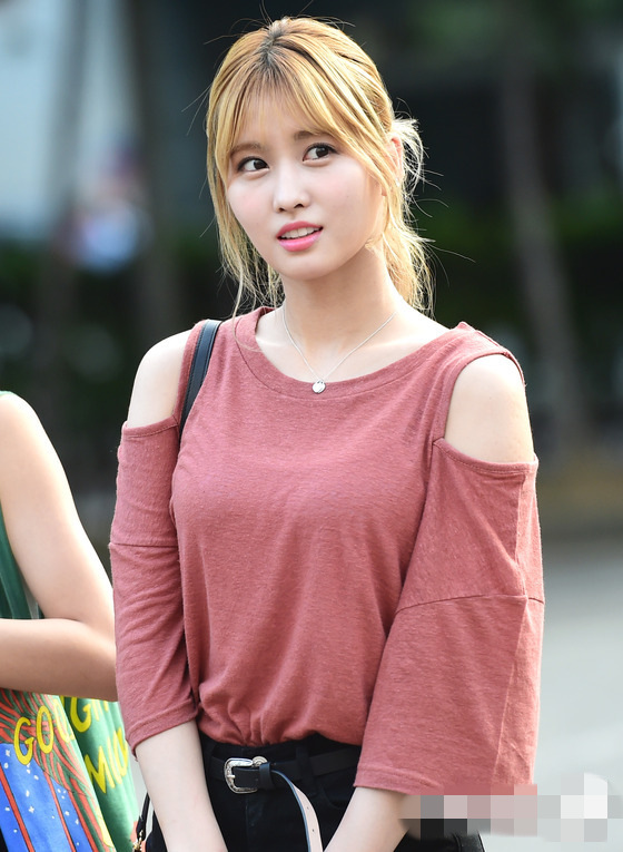 泫雅TWICE等現身“上班路” Gfriend踩輪滑亮相李弘基睡眼惺忪【組圖】