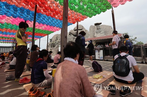 韓國高考倒計時：考生緊張備考 家長虔誠祈禱【組圖】