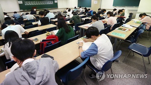 韓國高考倒計時：考生緊張備考 家長虔誠祈禱【組圖】