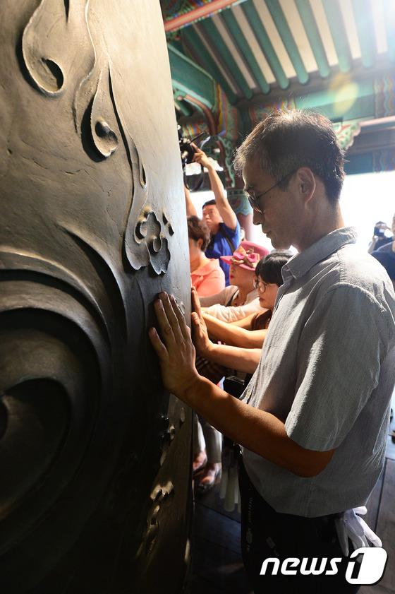 韓國高考倒計時：考生緊張備考 家長虔誠祈禱【組圖】