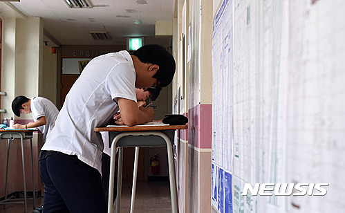 韓國高考倒計時：考生緊張備考 家長虔誠祈禱【組圖】