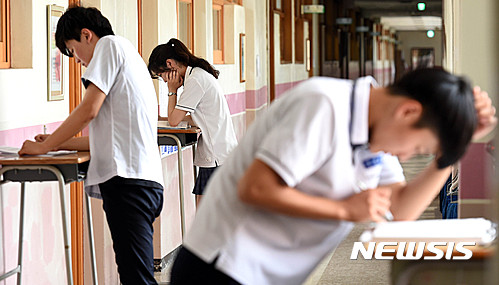 韓國高考倒計時：考生緊張備考 家長虔誠祈禱【組圖】