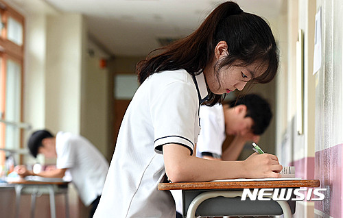 韓國高考倒計時：考生緊張備考 家長虔誠祈禱【組圖】