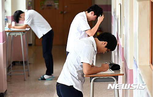 韓國高考倒計時：考生緊張備考 家長虔誠祈禱【組圖】