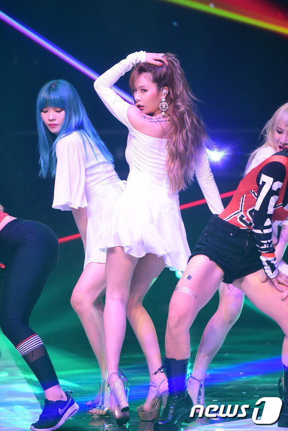 《冠軍秀》Gfriend奪冠女團爭奇斗艷 泫雅solo舞臺性感依舊【組圖】