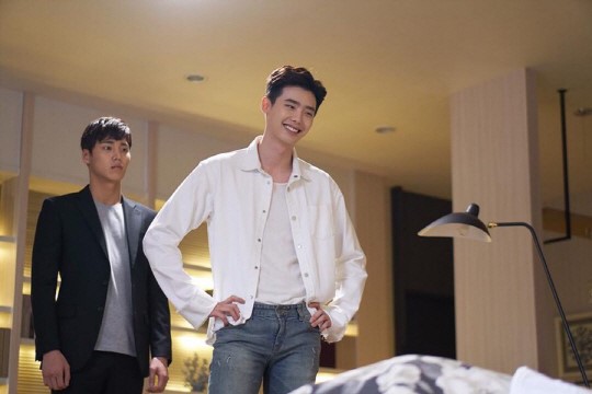 《W-兩個世界》李鐘碩時尚 戲內戲外演繹型男養成記【組圖】