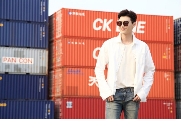 《W-兩個世界》李鐘碩時尚 戲內戲外演繹型男養成記【組圖】