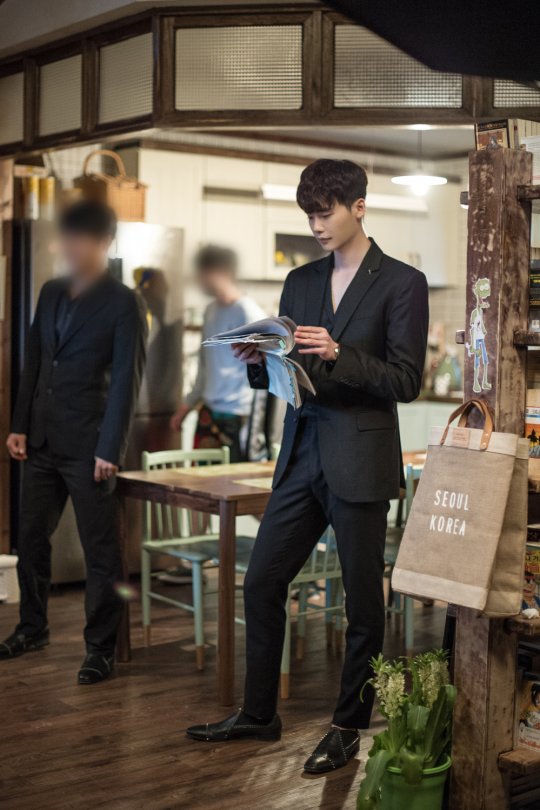 《W-兩個世界》李鐘碩時尚 戲內戲外演繹型男養成記【組圖】