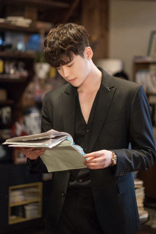 《W-兩個世界》李鐘碩時尚 戲內戲外演繹型男養成記【組圖】