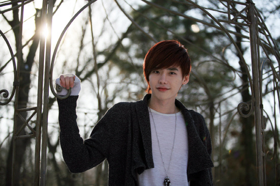 《W-兩個世界》李鐘碩時尚 戲內戲外演繹型男養成記【組圖】