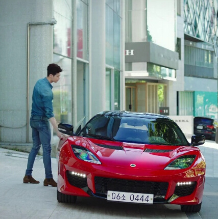 《W-兩個世界》李鐘碩時尚 戲內戲外演繹型男養成記【組圖】