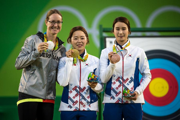 8月11日，韓國選手張惠珍（中）、德國選手翁魯（左）與韓國選手奇甫倍在頒獎儀式上。
